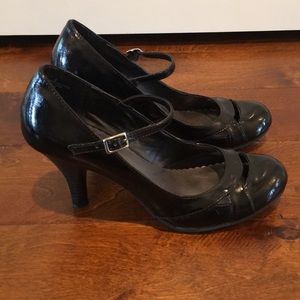 Black maryjane pump with cutout detail